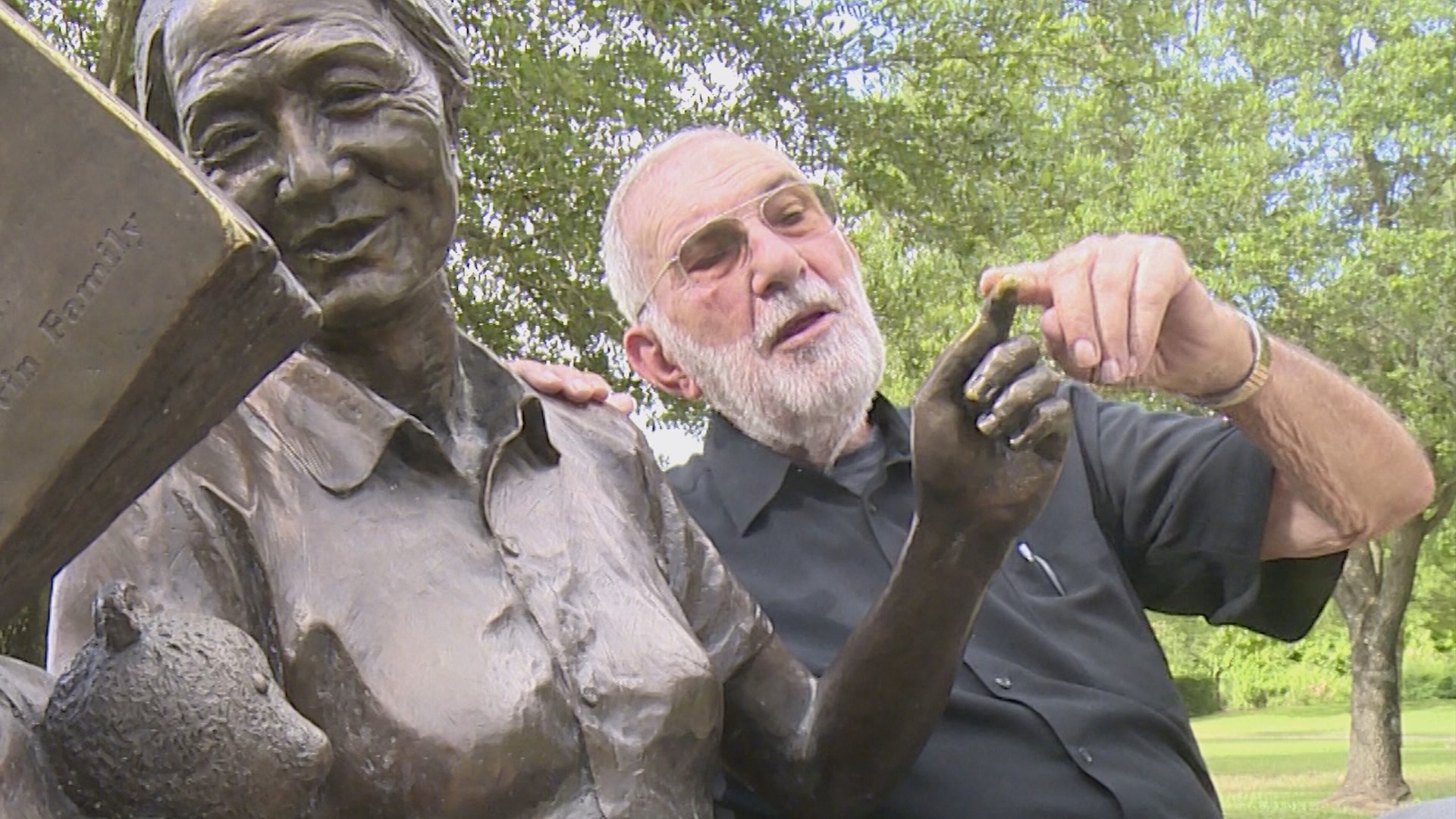 The story behind the 'selfie' statue in Sugar Land | kens5.com